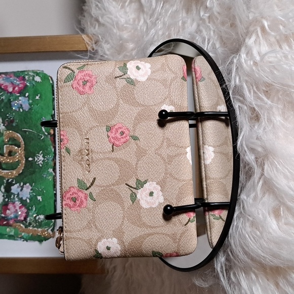 Coach NWTs Corner Zip Floral Print Wristlet - Picture 1 of 5